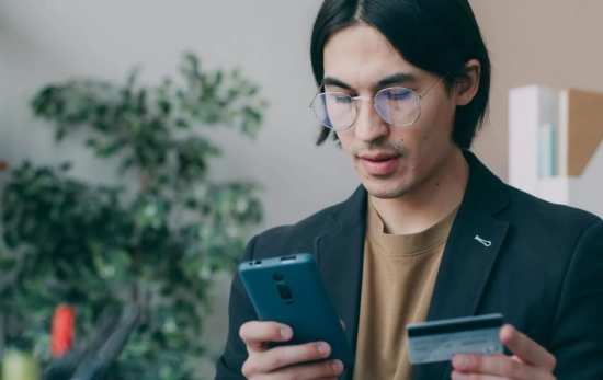 Una persona que aún usa su funda de móvil / PEXELS Una persona que aún usa su funda de móvil / PEXELS