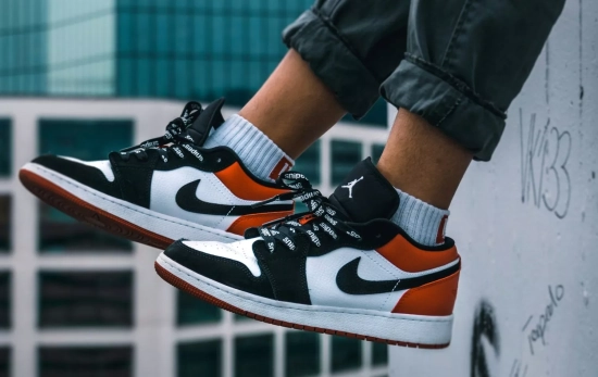 Unas zapatillas de la firma / UNSPLASH Unas zapatillas de la firma / UNSPLASH