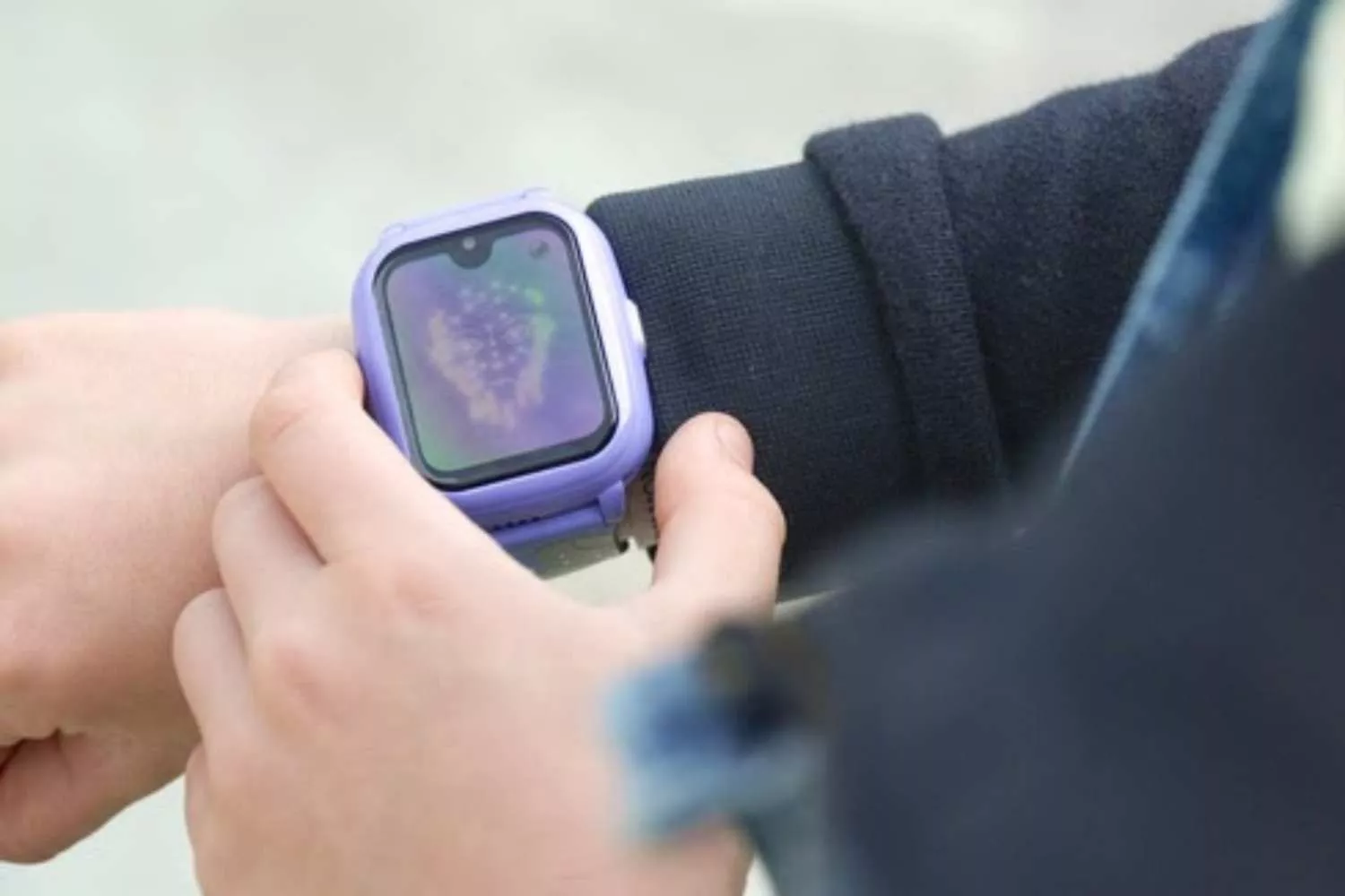 Un niño con el mejor reloj inteligente de Europa   SAVEFAMILY