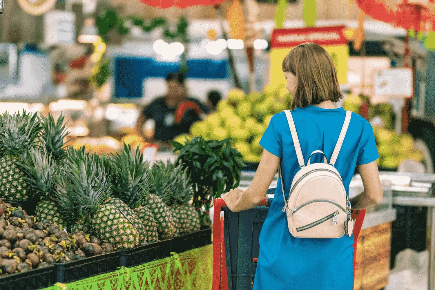 Una persona en el supermercado más caro de España, según la IA / CANVA