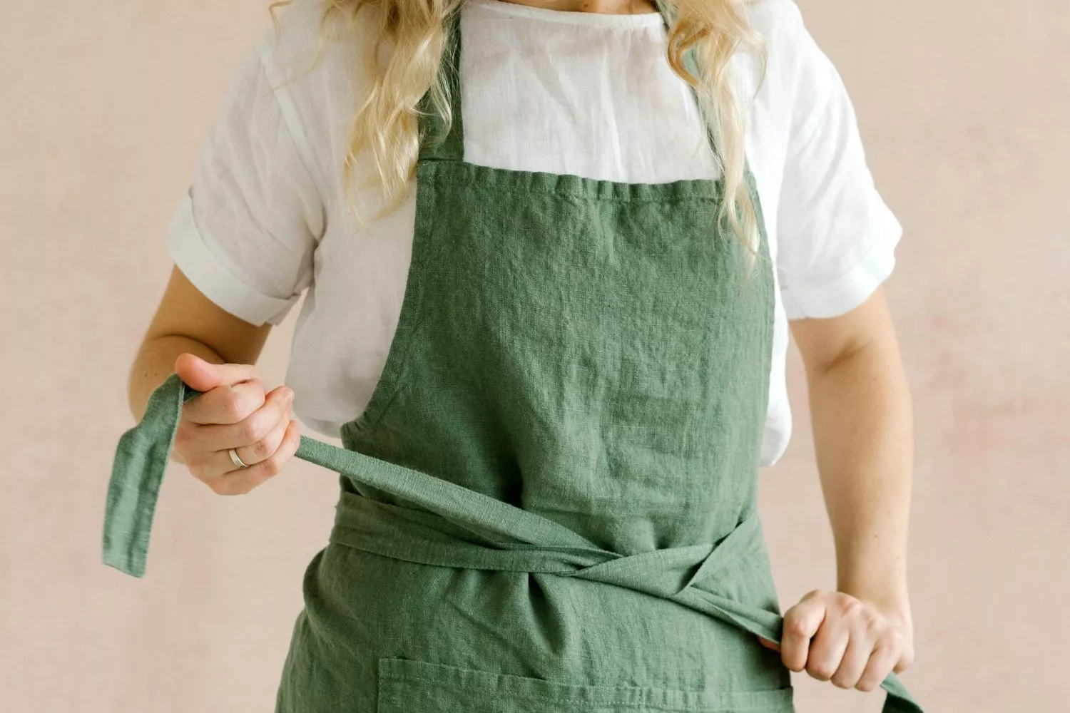 Una chica se ata el mandil para hacer un menú saludable/ PEXELS Una chica se ata el mandil para hacer un menú saludable/ PEXELS