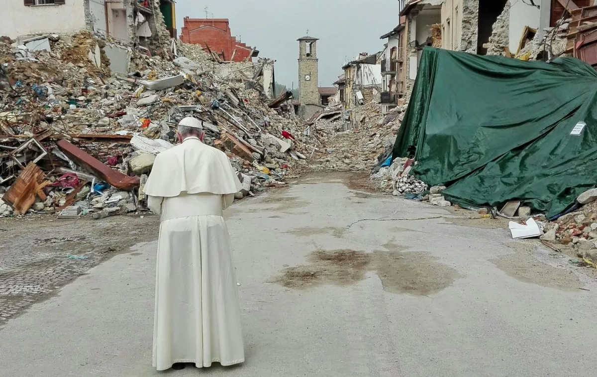 Imagen de archivo fechada el 04 10 2016 del papa Francisco visitando la zona cero del terremoto en Imagen de archivo fechada el 04 10 2016 del papa Francisco visitando la zona cero del terremoto en