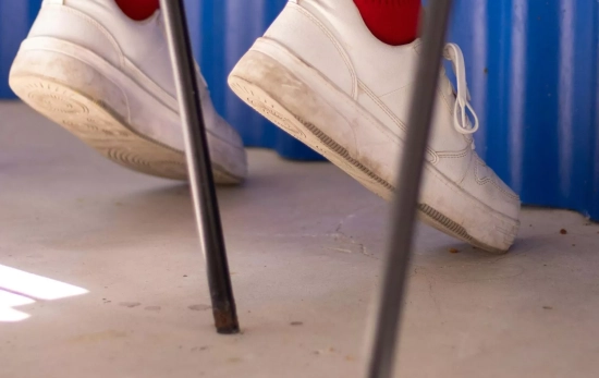 Las zapatillas blancas son de lo más versátiles, pero se ensucian con mayor facilidad/ PEXELS Las zapatillas blancas son de lo más versátiles, pero se ensucian con mayor facilidad/ PEXELS