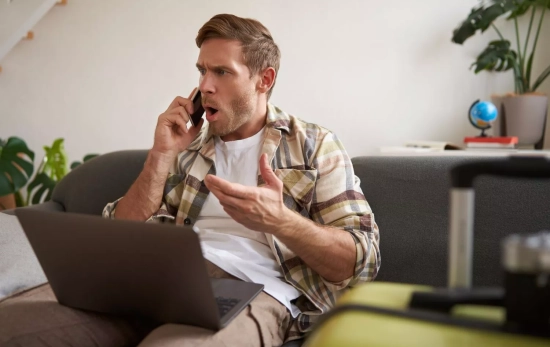 Un hombre habla por teléfono / FREEPIK - benzoix