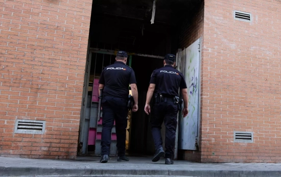 Dos policías entran en una vivienda okupada / EUROPA PRESS - JESÚS HELLÍN Dos policías entran en una vivienda okupada / EUROPA PRESS - JESÚS HELLÍN