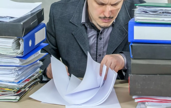 Una persona revisa unos documentos / FREEPIK - wirestock Una persona revisa unos documentos / FREEPIK - wirestock