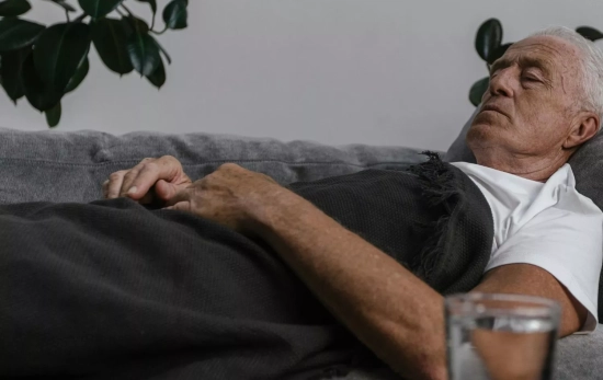 Una persona mayor promedio duerme entre 6.5 y 7 horas por noche, aunque puede despertarse más veces durante la noche/ PEXELS Una persona mayor promedio duerme entre 6.5 y 7 horas por noche, aunque puede despertarse más veces durante la noche/ PEXELS
