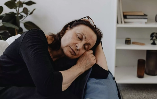 Una mujer agotada de la carga diaria de trabajo/ PEXELS Una mujer agotada de la carga diaria de trabajo/ PEXELS