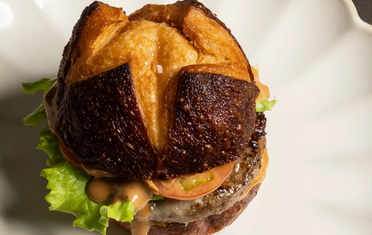 Una Big Burger con pan pretzel y salsa especial CEDIDA Una Big Burger con pan pretzel y salsa especial CEDIDA