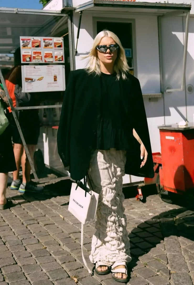 Gigi Vives usando las famosas gafas de los 2000 / Instagram Gigi Vives usando las famosas gafas de los 2000 / Instagram