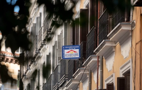 Cartel de venta en un edificio de la capital / EUROPA PRESS - ALBERTO ORTEGA Cartel de venta en un edificio de la capital / EUROPA PRESS - ALBERTO ORTEGA