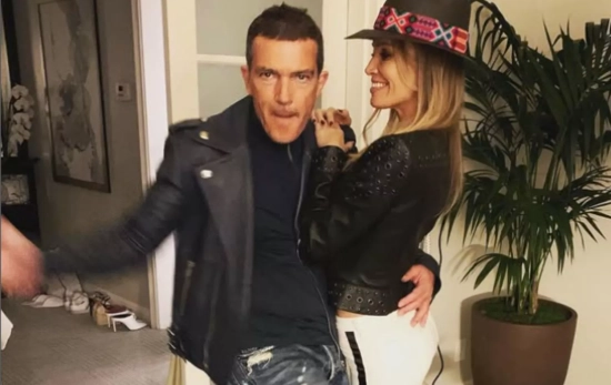Antonio Banderas y su mujer en su recibidor sin espejos/ Instagram
