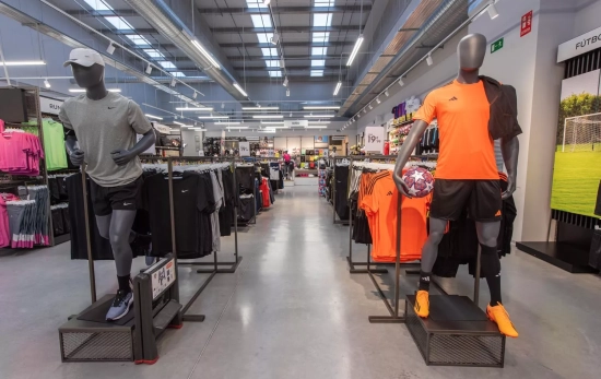 Ropa para correr y de fútbol en una tienda Sprinter
