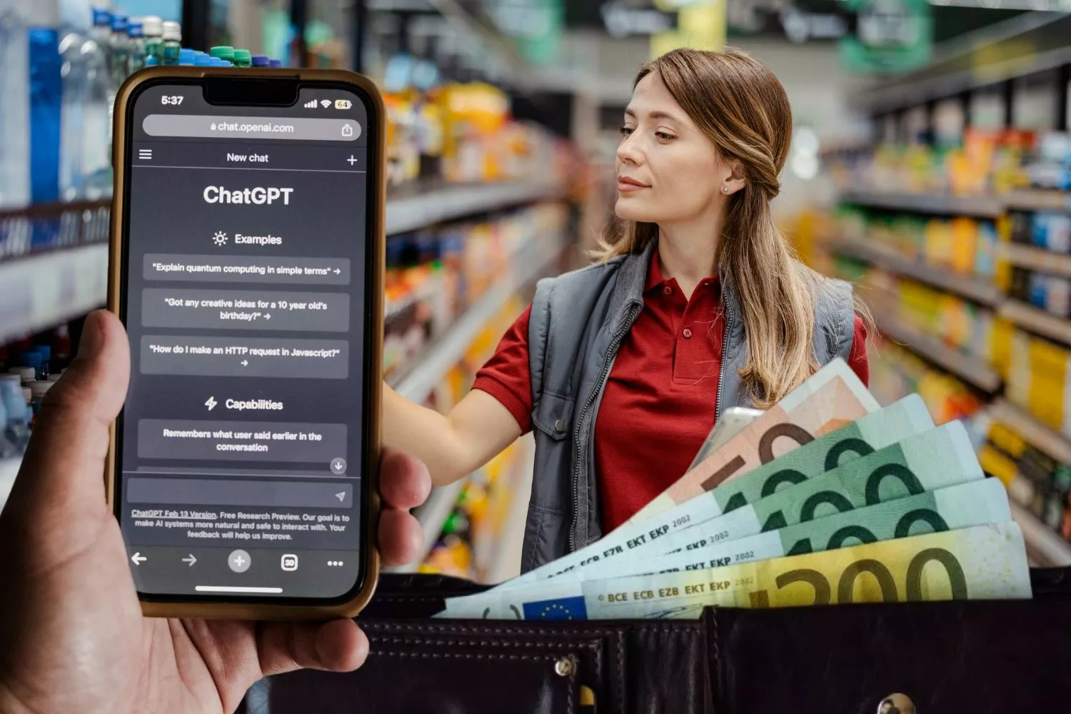 Una persona en el supermercado más barato de España, según la inteligencia artificial (IA) / Montaje CG