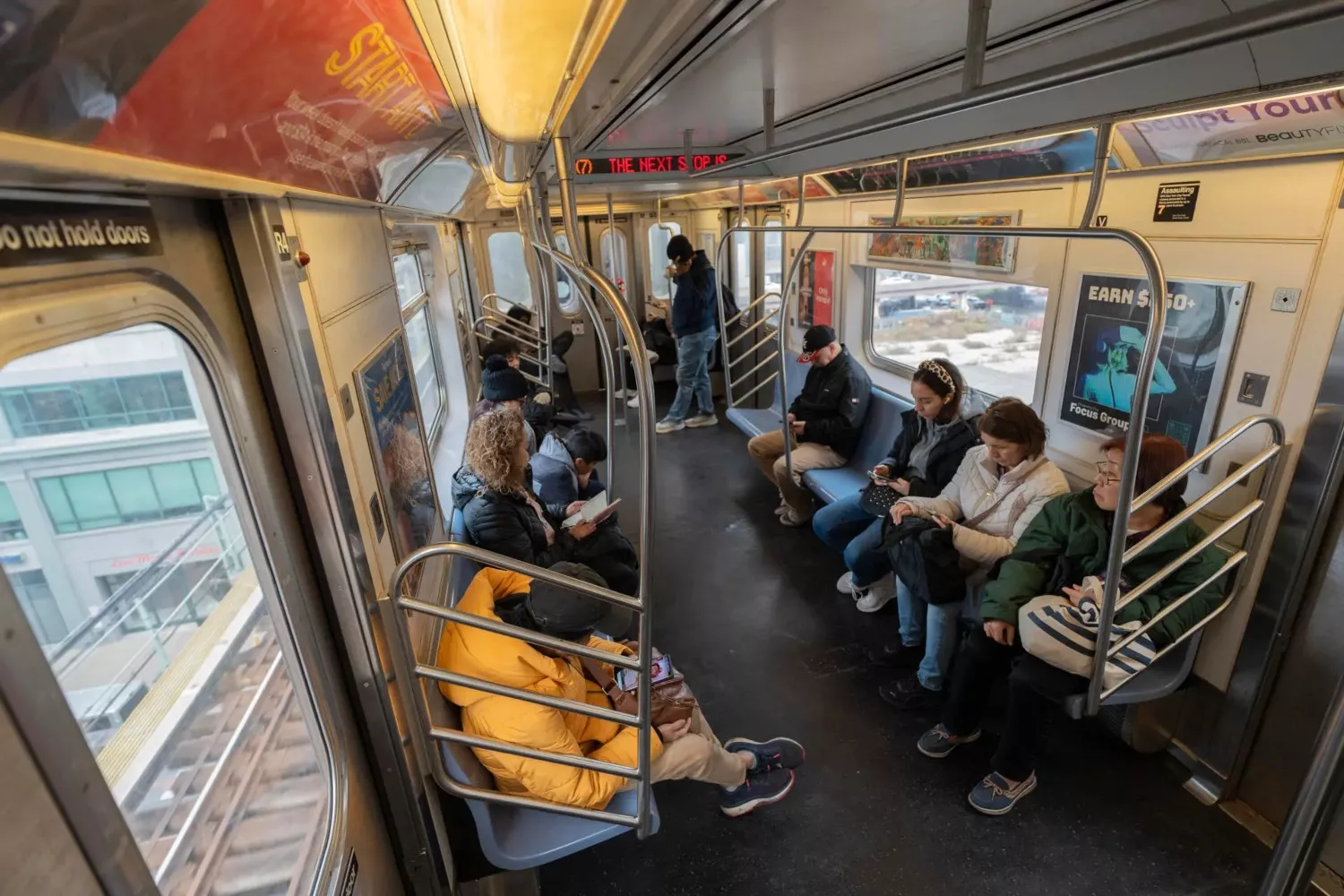 Personas en el interior de un transporte público / Ángel Colmenares - EFE