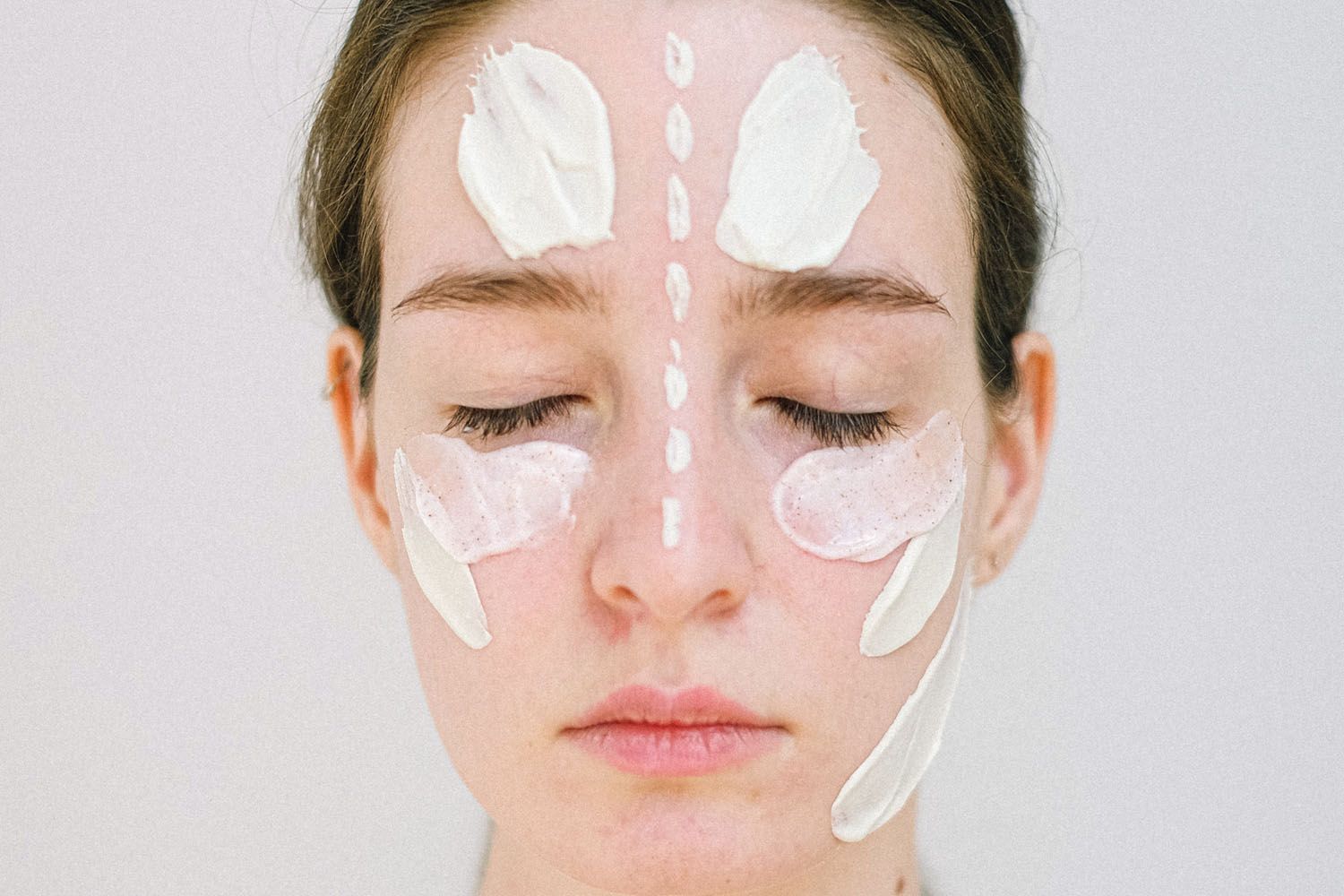 Una mujer cuida la piel de su cara tras el verano / PEXELS
