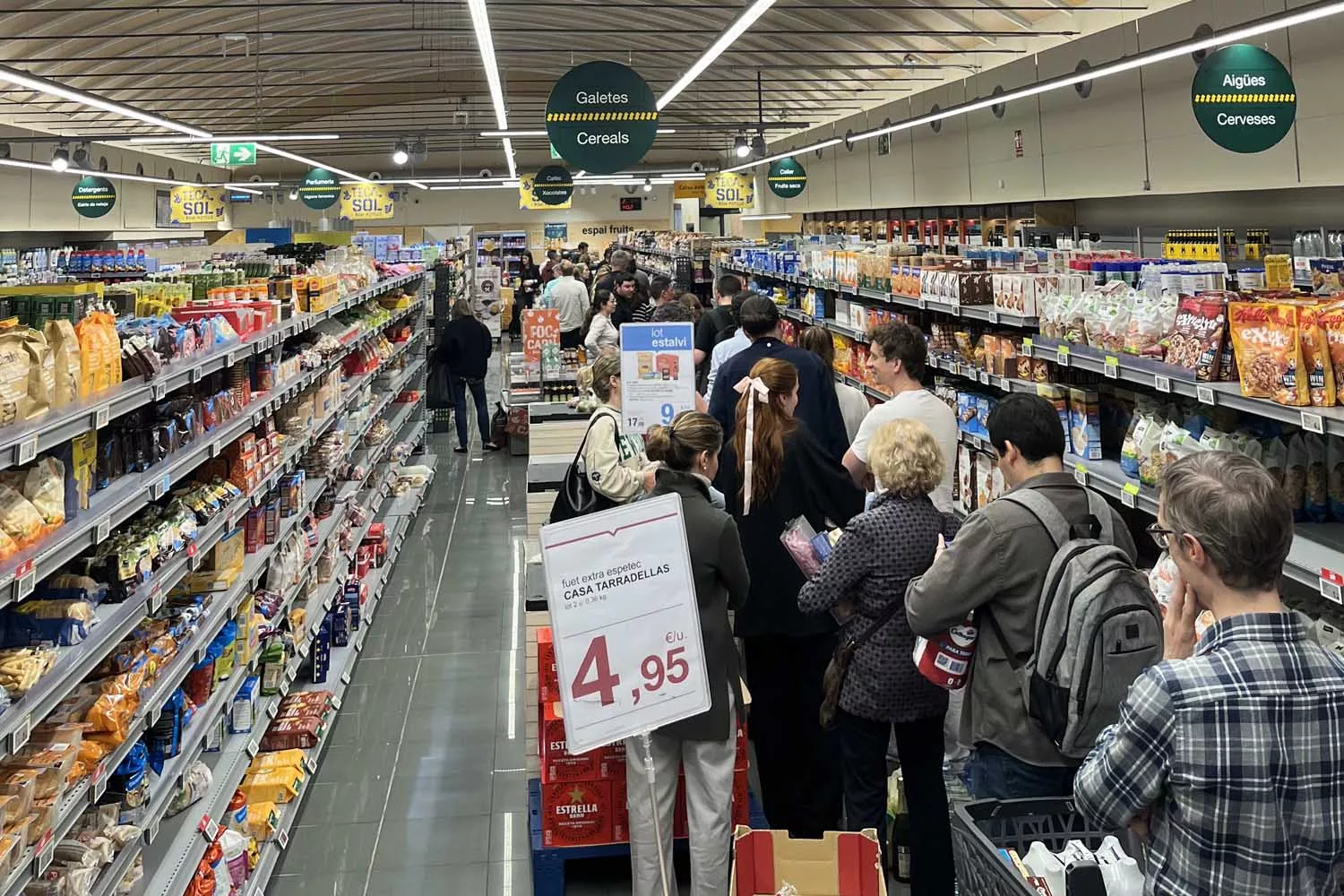 Cola interminable en Bonpreu, uno de los supermercados abiertos durante el apagón / TEO CAMINO Cola interminable en Bonpreu, uno de los supermercados abiertos durante el apagón / TEO CAMINO