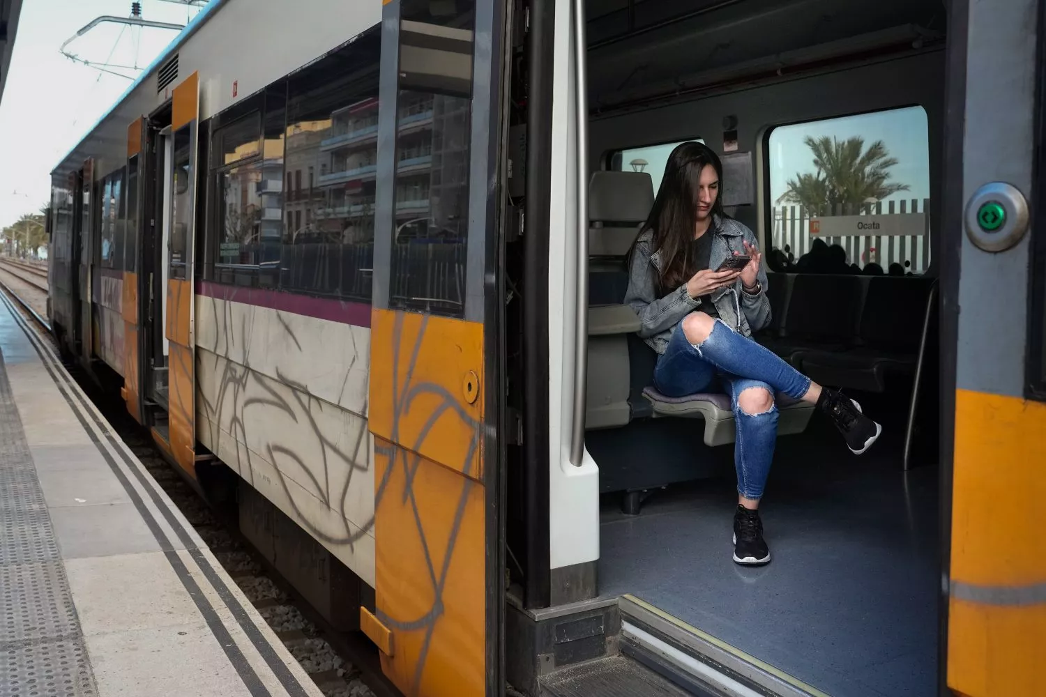 El corte de suministro eléctrico deja sin servicio de trenes a Cataluña / Enric Fontcuberta - EFE