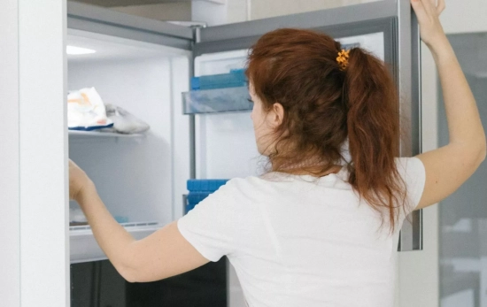 Una mujer metiendo unos calcetines en el congelador/ PEXELS Una mujer metiendo unos calcetines en el congelador/ PEXELS