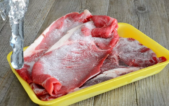 Si que puedes volver guardar en el congelador un alimento que aún tenga cristales/ Montaje CG Si que puedes volver guardar en el congelador un alimento que aún tenga cristales/ Montaje CG