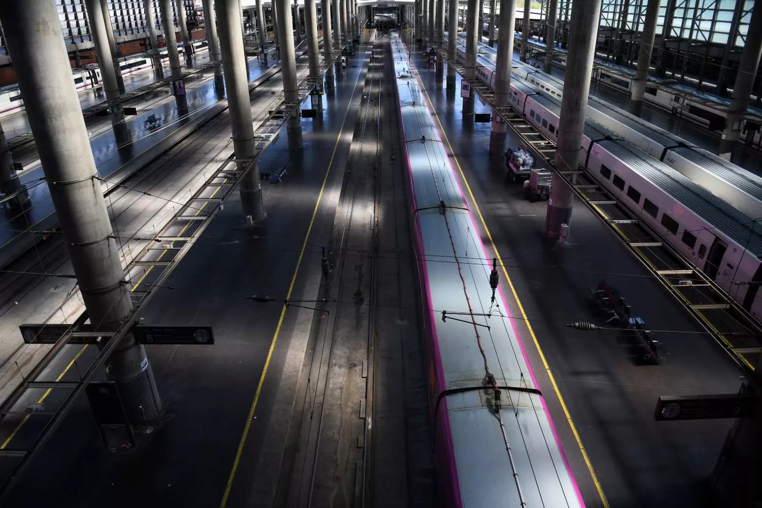 nterior de la estación de trenes de Madrid Puerta de Atocha, durante el apagón que paralizó la red f