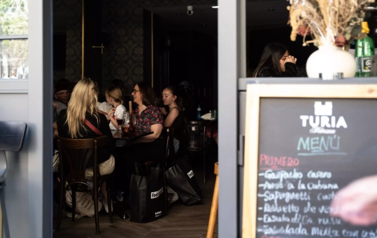 Varios comensales en un bar de Barcelona el día del apagón / LUIS MIGUEL AÑON Varios comensales en un bar de Barcelona el día del apagón / LUIS MIGUEL AÑON