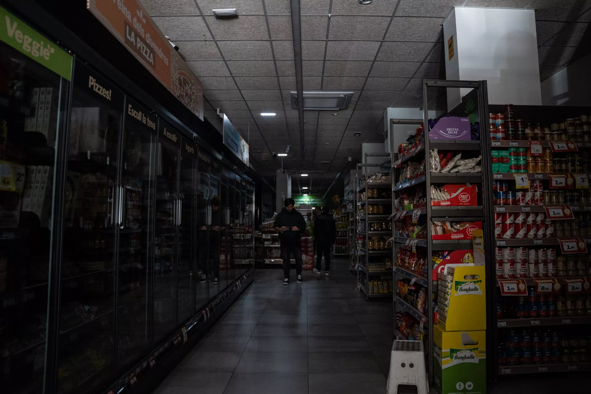 Un supermercado sin luz durante el día del apagón / LUIS MIGUEL AÑON 