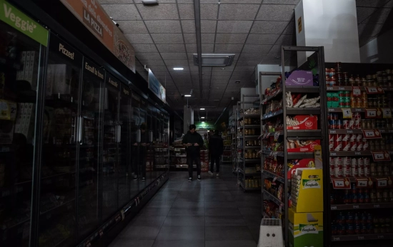 Un supermercado sin luz durante el día del apagón / LUIS MIGUEL AÑON Un supermercado sin luz durante el día del apagón / LUIS MIGUEL AÑON