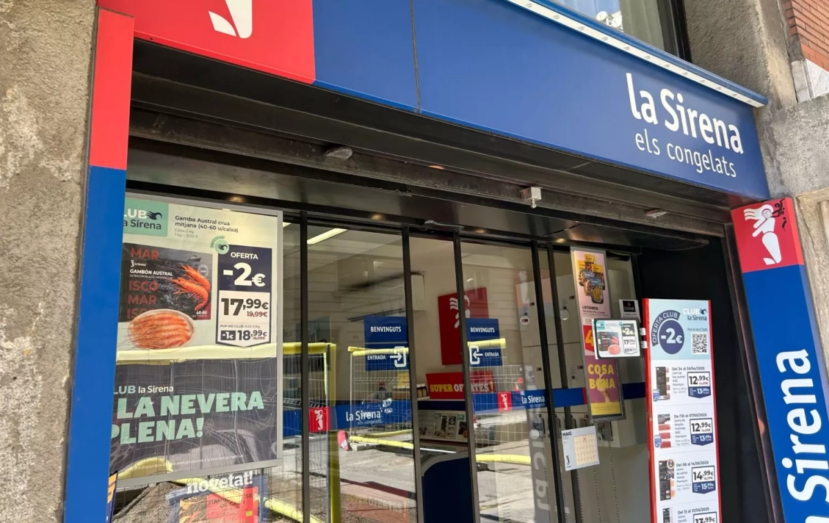 La puerta de un supermercado La Sirena ANA CARRASCO La puerta de un supermercado La Sirena ANA CARRASCO
