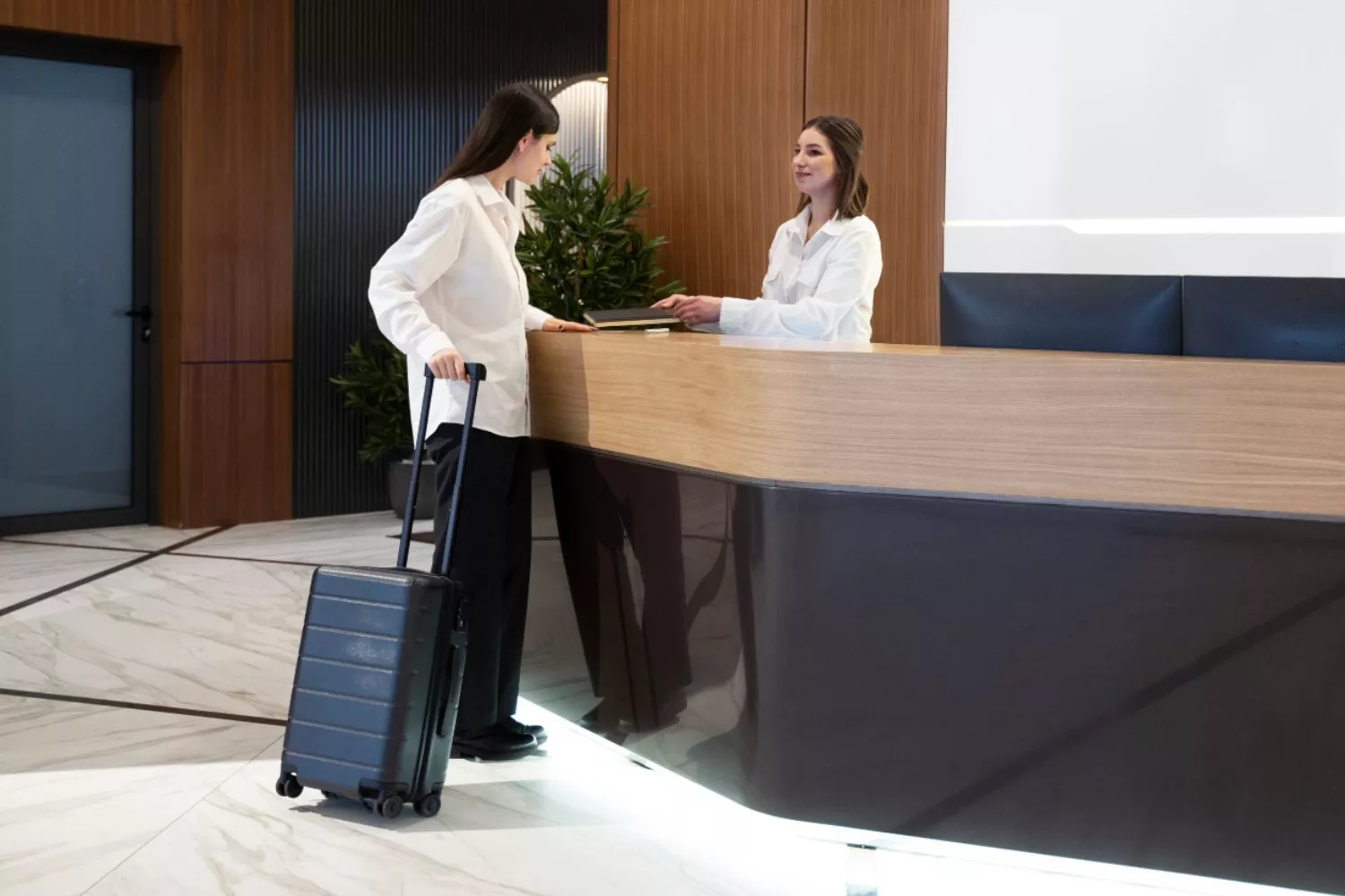 Una clienta en la recepción   FREEPIK