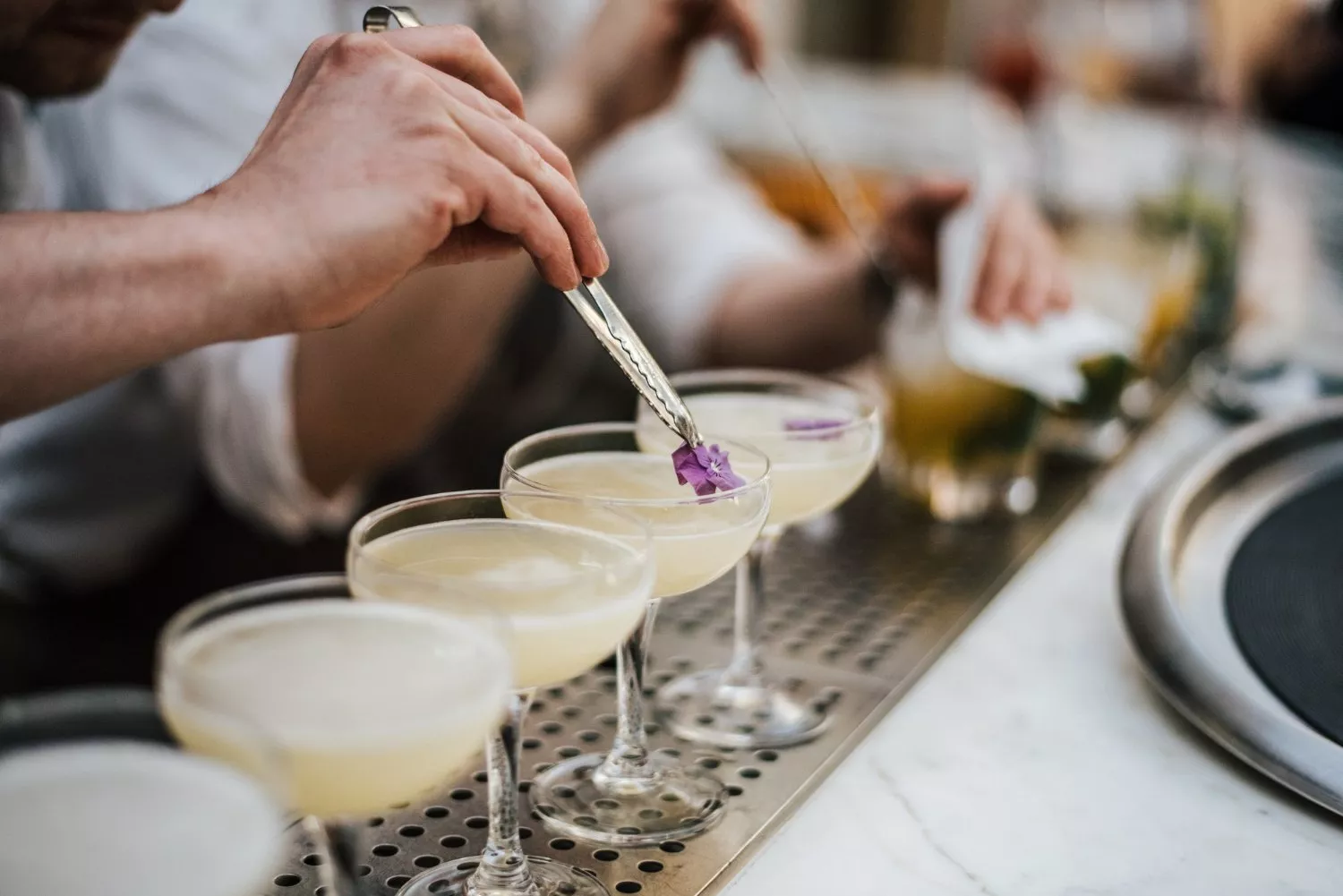 Un barman prepara un cóctel / FREEPIK - wirestock