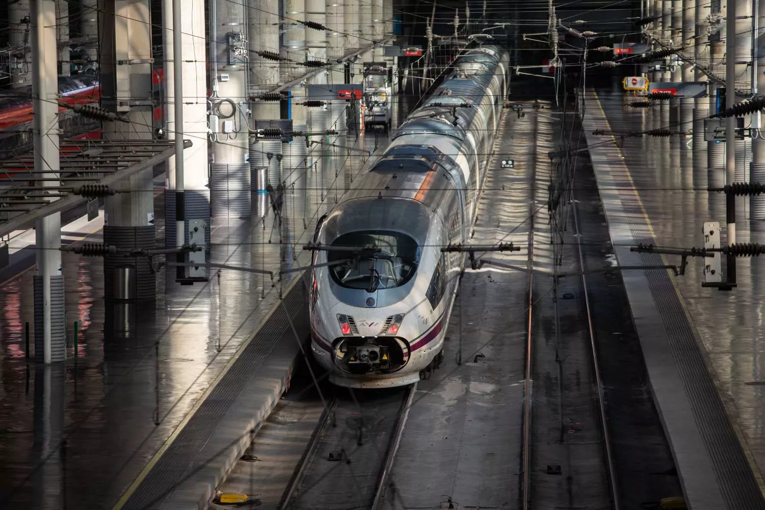 Un tren de alta velocidad (AVE) de Renfe preparado para salir en la estación de Atocha Almudena Grandes, en Madrid / ALEJANDRO MARTINEZ - EP