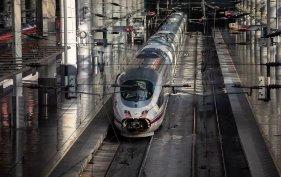 Un tren de alta velocidad preparado para salir en la estación de Atocha Almudena Grandes / ALEJANDRO MARTINEZ VELEZ - EP Un tren de alta velocidad preparado para salir en la estación de Atocha Almudena Grandes / ALEJANDRO MARTINEZ VELEZ - EP