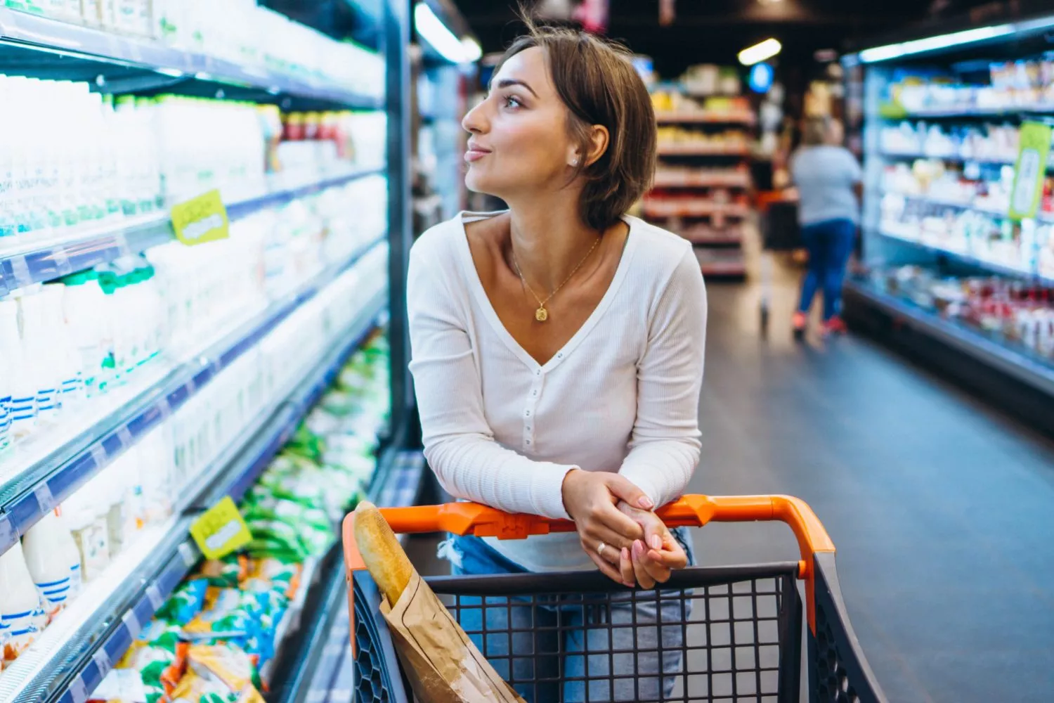 Una consumidora hace la compra en Aldi   FREEPIK   senivpetro