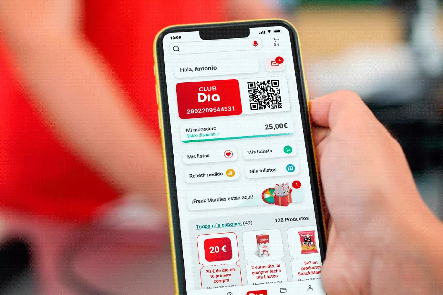 Un cliente de DIA hace una compra online / DIA