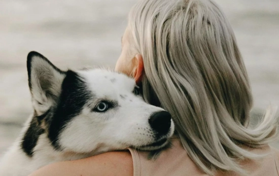 Una mujer con pelo canoso/ PEXELS Una mujer con pelo canoso/ PEXELS