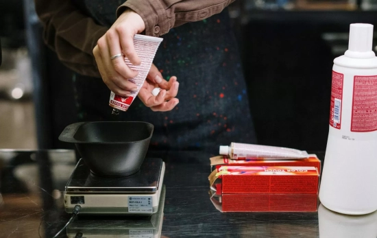 Una peluquera prepara un tinte para teñir el pelo canoso de una cliente/ PEXELS Una peluquera prepara un tinte para teñir el pelo canoso de una cliente/ PEXELS
