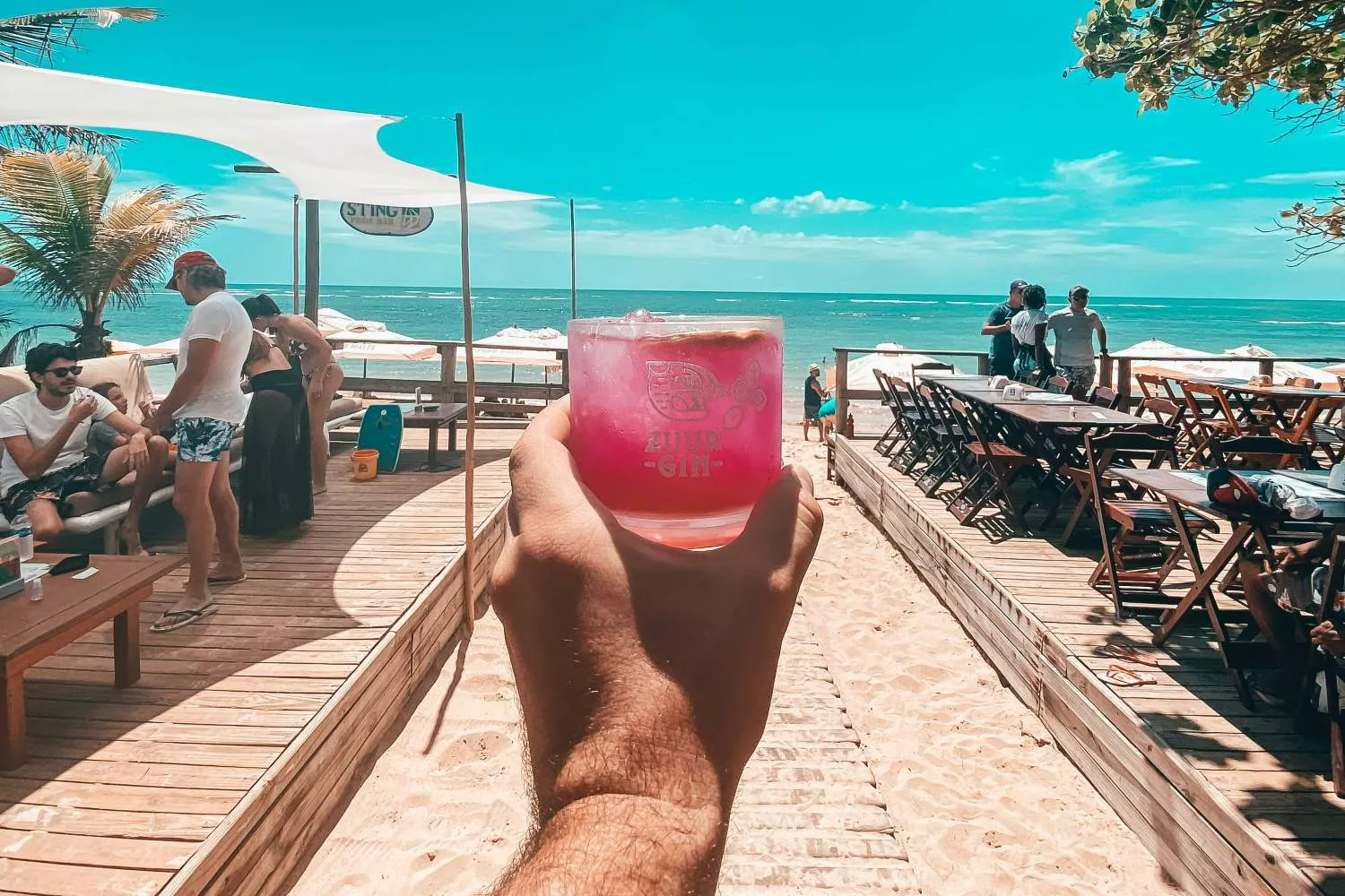 Una persona en el chiringuito de una playa / UNSPLASH