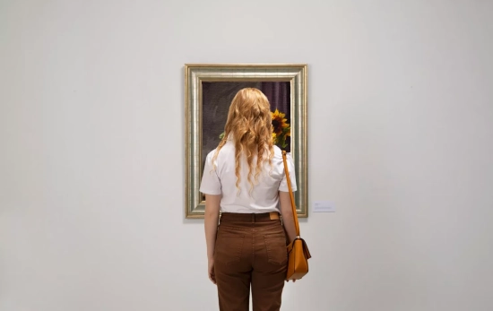 Una persona admira una obra de arte / FREEPIK Una persona admira una obra de arte / FREEPIK