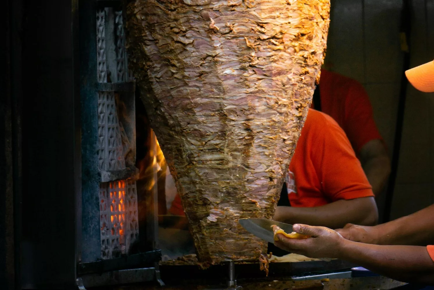 Un trabajador prepara un doner Kebab / PEXELS