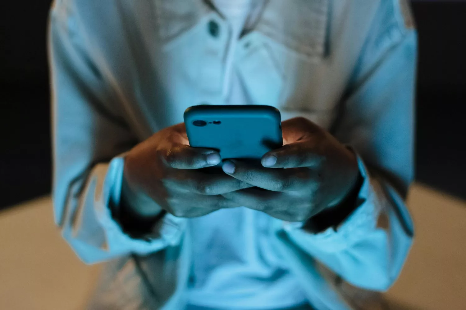 Una persona recibe una estafa telefónica   PEXELS