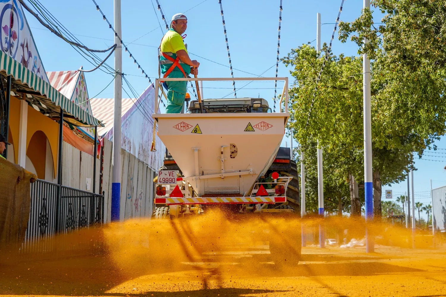 Una cuadrilla de trabajadores cubriendo las calles de albero del recinto ferial / Eduardo Briones - EP