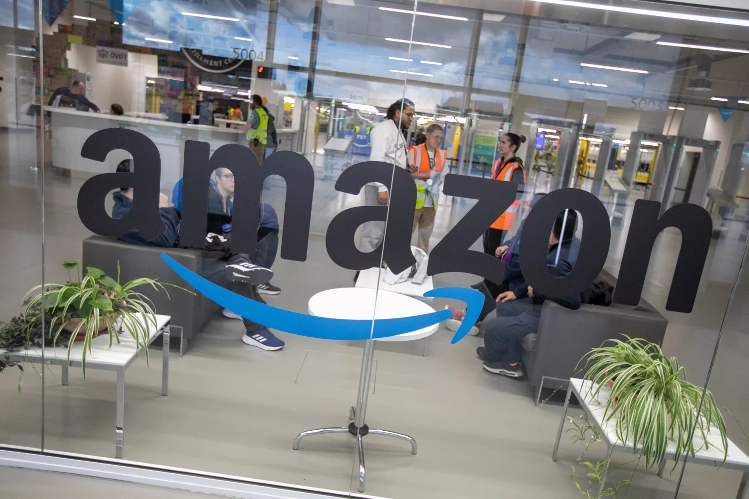 Varios trabajadores en el centro Logístico de Amazon / Jorge Peteiro - EP