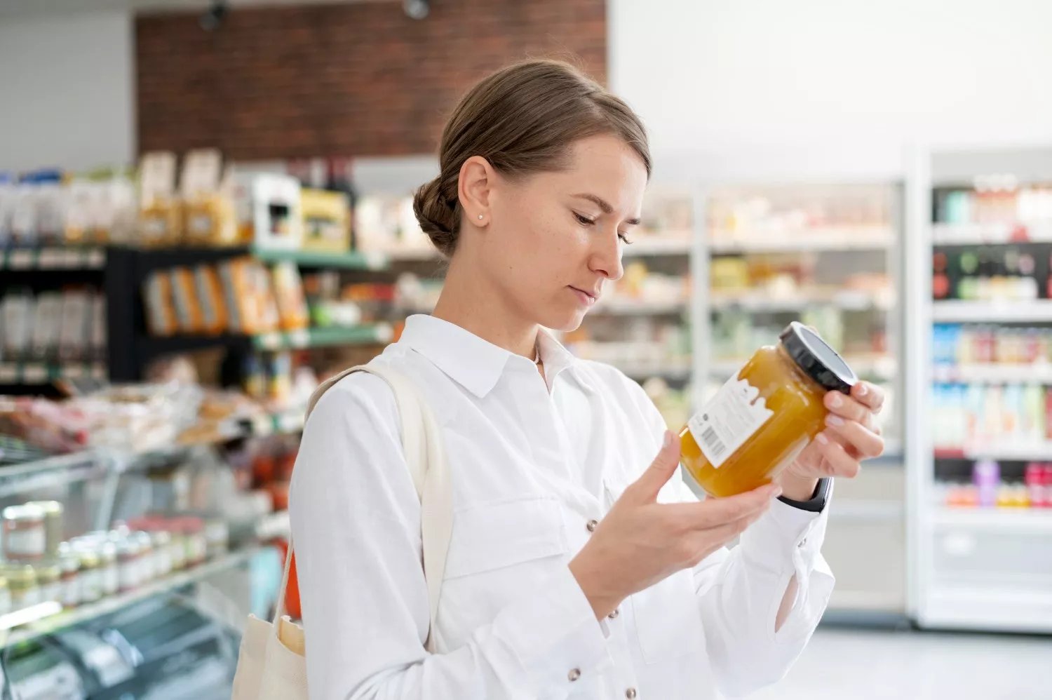 Una persona con alergias alimentarias revisa la etiqueta de un alimento