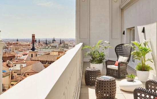 Terraza de una suite en el hotel Hyatt Gran Vía / HYATT Terraza de una suite en el hotel Hyatt Gran Vía / HYATT