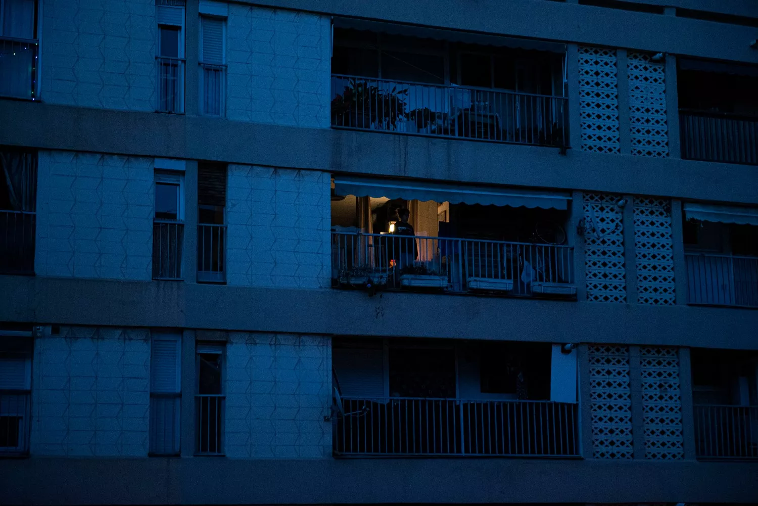 Un edificio con una luz encendida durante el gran apagón Alberto Paredes EP Un edificio con una luz encendida durante el gran apagón Alberto Paredes EP