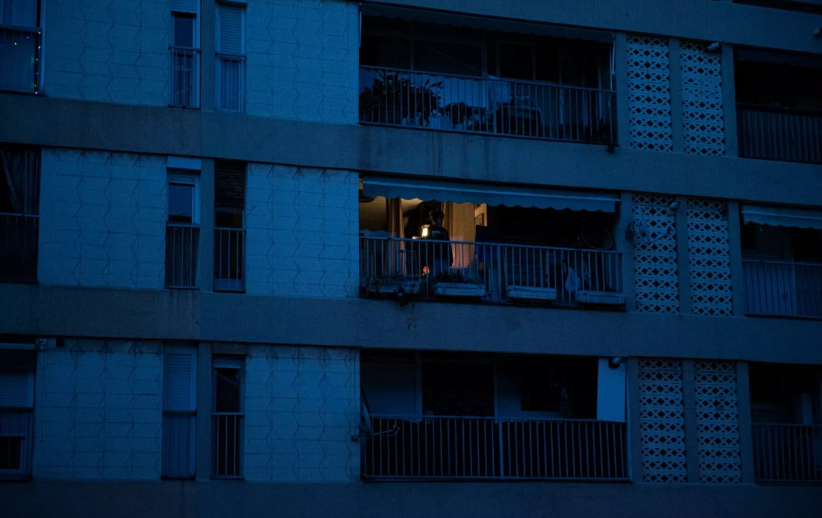 Un edificio con una luz encendida durante el gran apagón / Alberto Paredes - EP Un edificio con una luz encendida durante el gran apagón / Alberto Paredes - EP