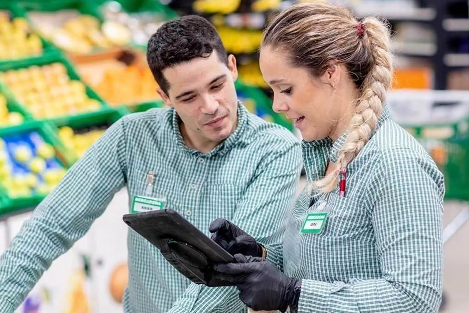 Dos trabajadores / MERCADONA