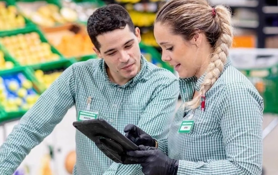 Dos trabajadores / MERCADONA Dos trabajadores / MERCADONA