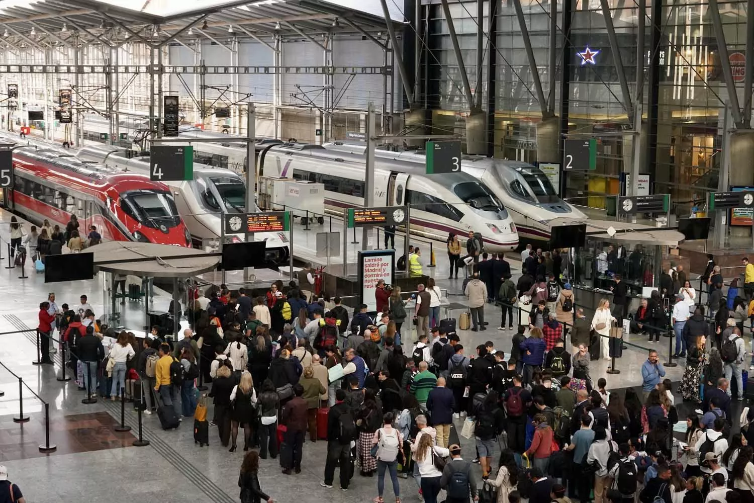 Viajeros en la estación de Málaga María Zambrano esperando un tren tras el robo de cobre que afectó a línea / EUROPA PRESS - ALEX ZEA